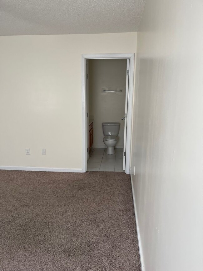 Building Photo - 2 Bdrm/1 Full & 2 Half Bath Condo ? Gray/J...