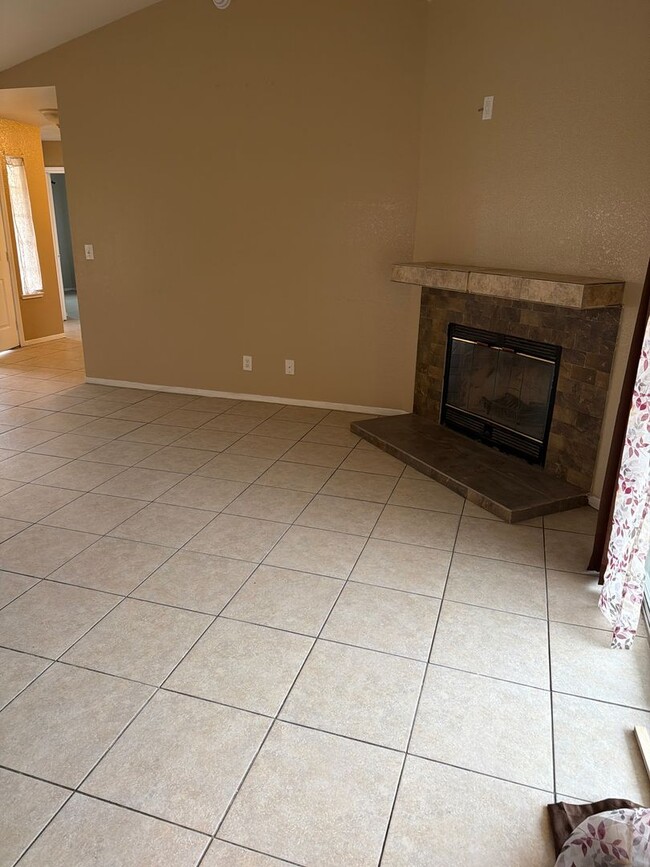 Building Photo - 2127 Park View Dr