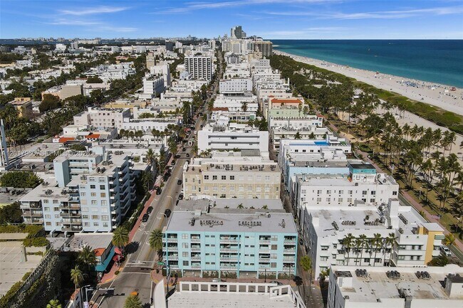Building Photo - 713 Collins Ave