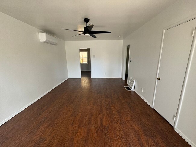 Building Photo - 2 Bed/ 1 Bath