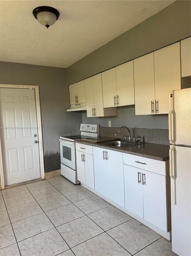 Building Photo - 6027 SW 36th Ct
