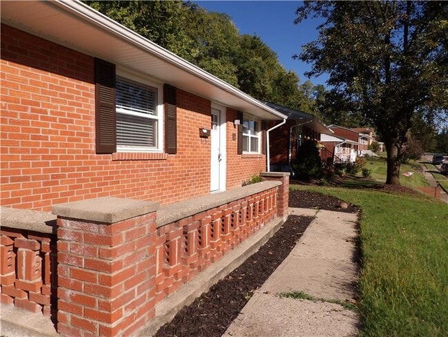 Building Photo - 122 Tracy Ln