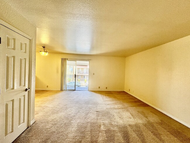 Building Photo - Lovely 2 Bed, 2 Bath Upstairs Condo for Re...