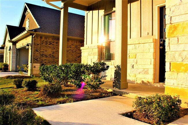 Building Photo - 113 Peruvian Ln