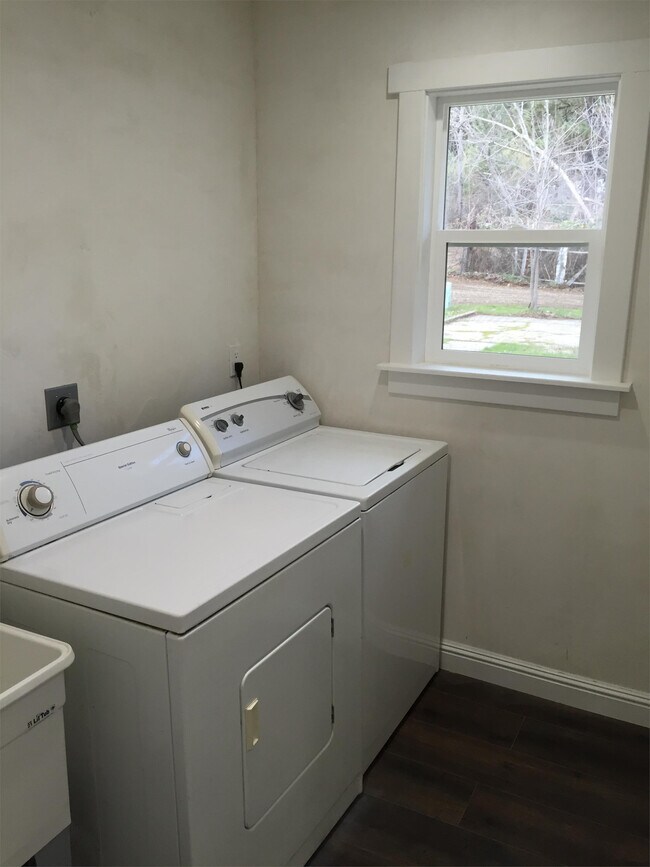 Building Photo - 305 Glenwood Rd