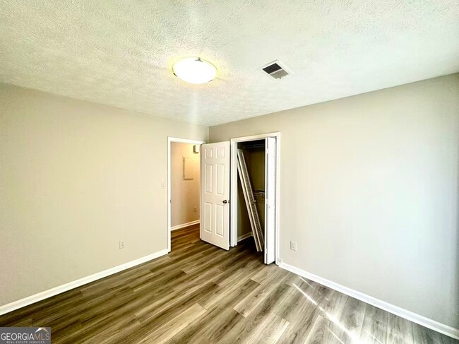 Building Photo - 100 Lakeview Ln