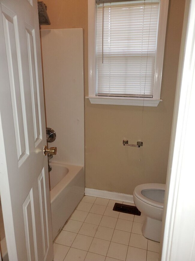 Building Photo - Beautiful 2 Bedroom 2 Bath Available 10/10...