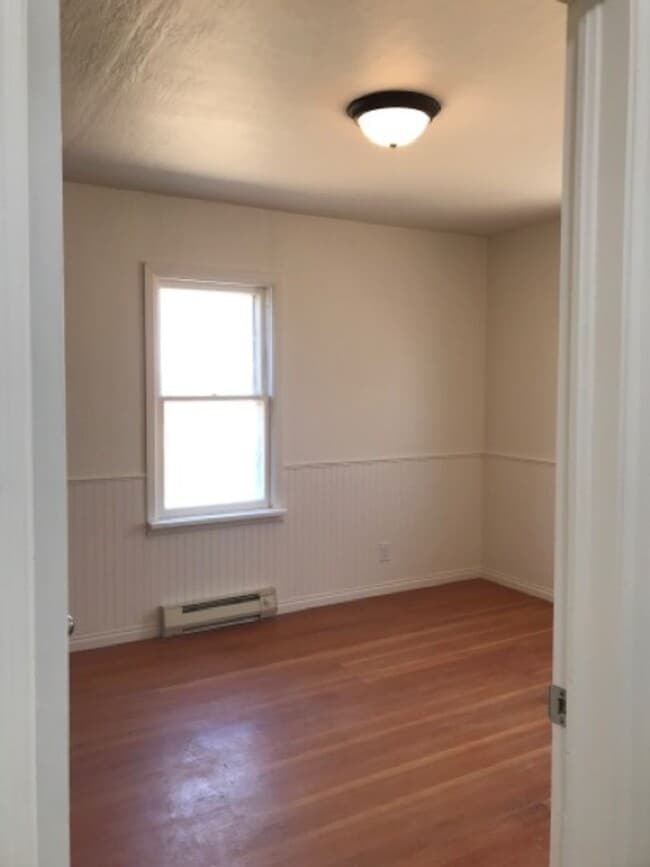 Building Photo - 2095 Orchard Dr E