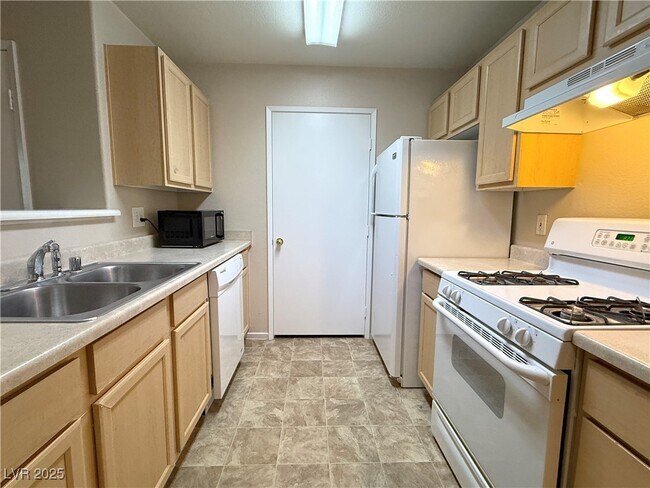 Building Photo - 950 Seven Hills Dr