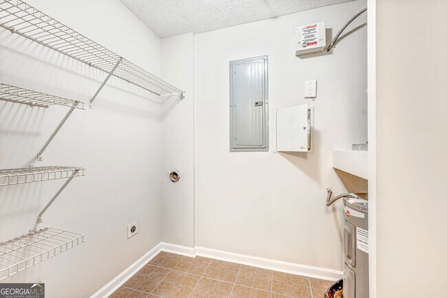 Building Photo - 13202 Fairington Ridge Cir