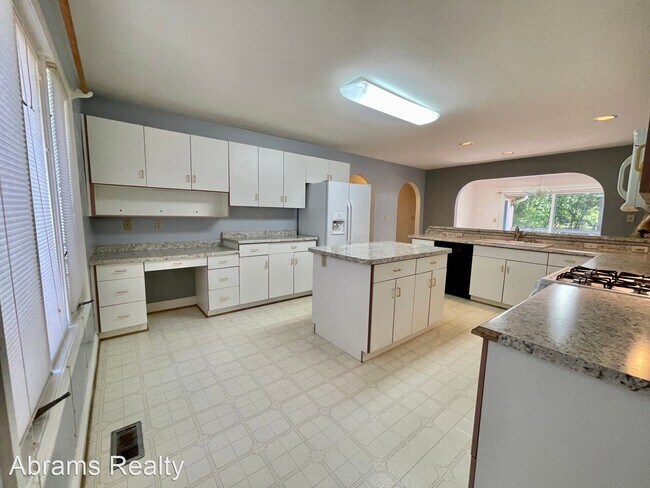 Building Photo - 4 br, 2.5 bath House - 725 Dickens Pl