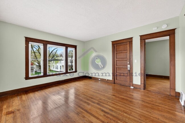 Building Photo - Beautiful Two Bedroom Lower Unit! Available NOW!!