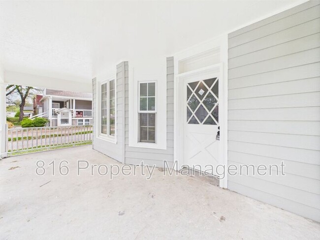 Building Photo - 633 S Fuller Ave