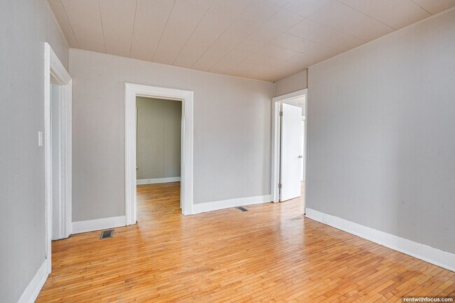 Building Photo - 818/818A Bowen St