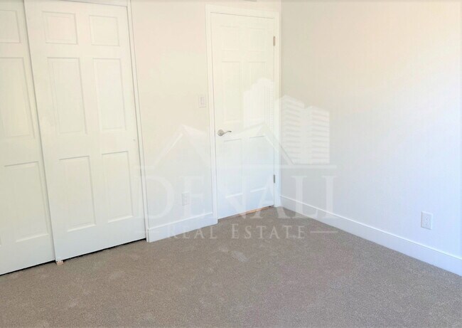 Building Photo - 618 W McNair St