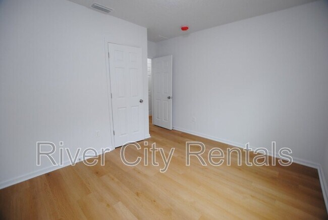 Building Photo - 5625 Overlook Dr E