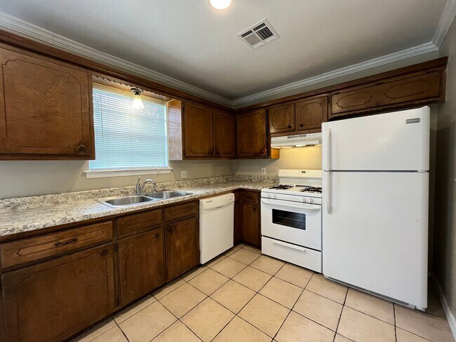 Building Photo - 3 Bedroom 2 Bathroom House!