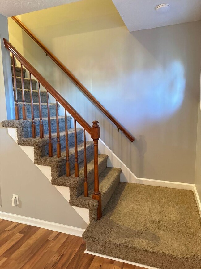 Building Photo - Centrally Located in St. B! 3 Bedrooms and 2.5 Baths! Fenced Backyard!