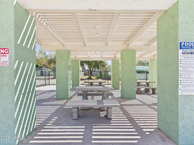 Building Photo - 733 E Cochise Dr