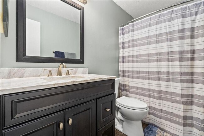 Building Photo - 1096 Chinook St