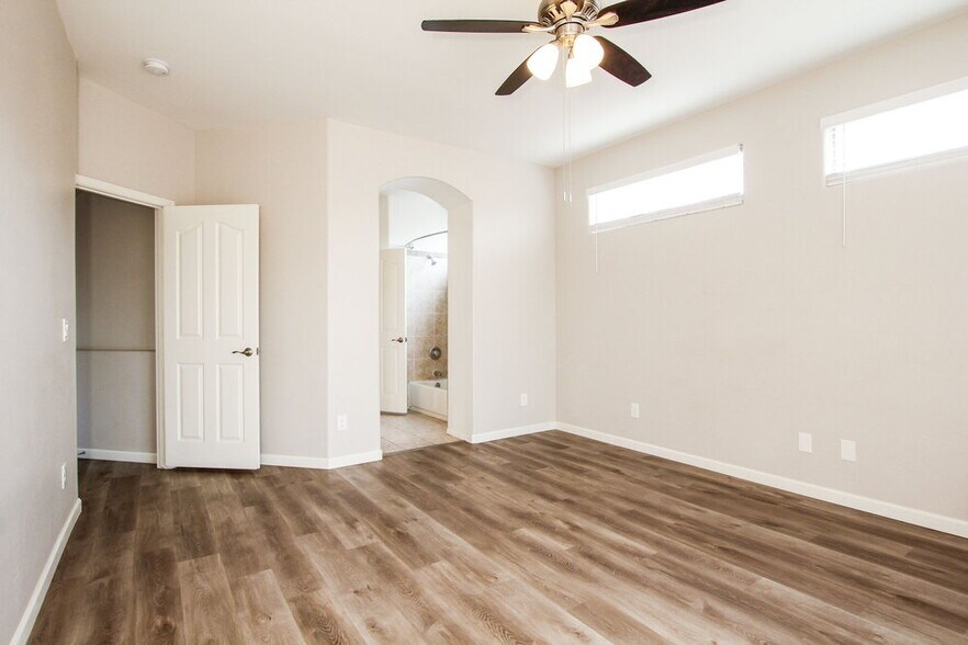 Building Photo - 1211 E Winter Dr