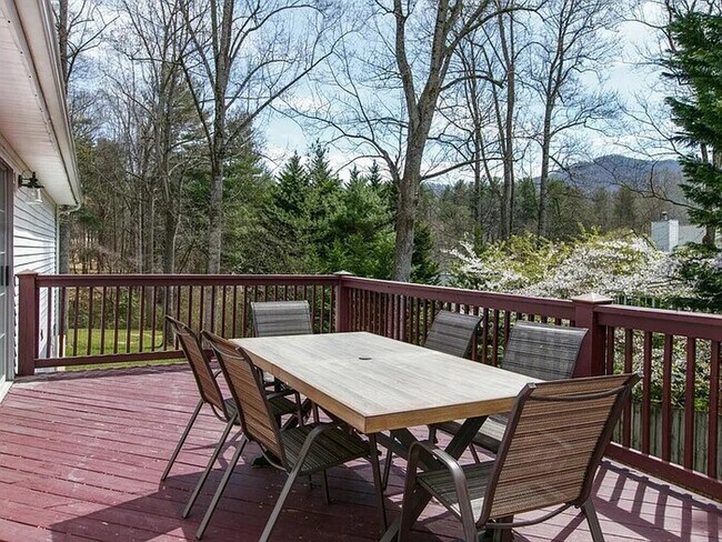 Building Photo - Spacious Three Bedroom Home w/ Fenced Yard