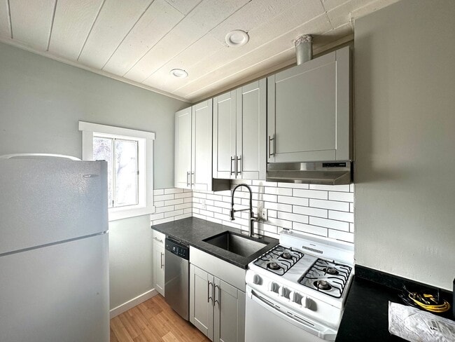 Building Photo - Charming One Bedroom Home in Sunnyside!