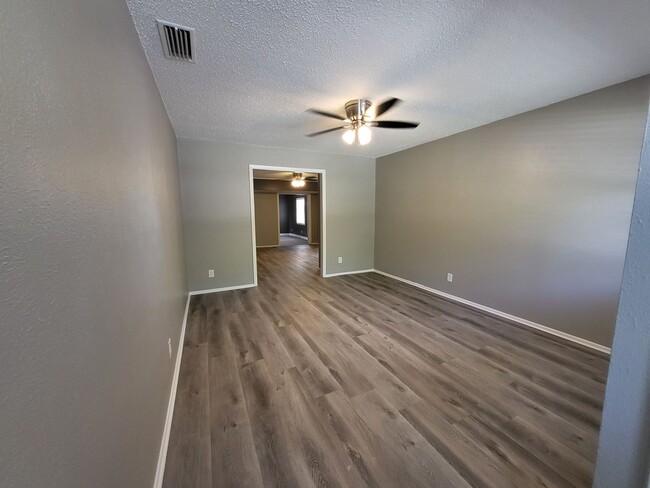 Building Photo - 2110 Redbud Ln