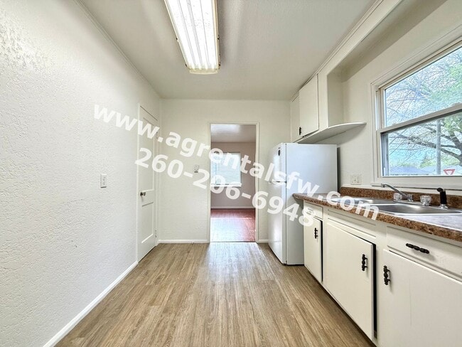 Building Photo - 2 Bedroom House