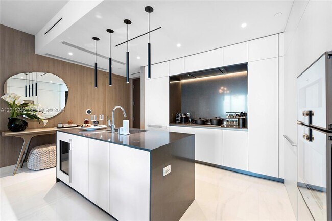 Building Photo - 300 Biscayne Blvd Way
