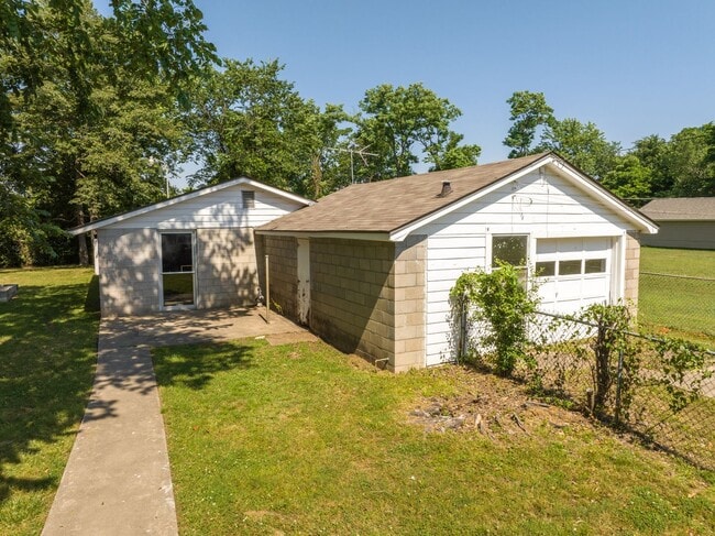 Building Photo - Freshly Updated 3 Bedroom Home