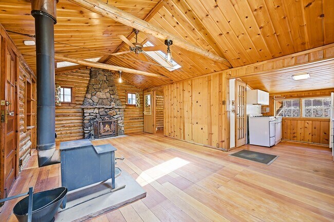 Building Photo - 2299 S Beaver Creek Rd