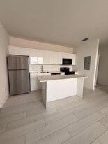 Building Photo - 765 E 20th St