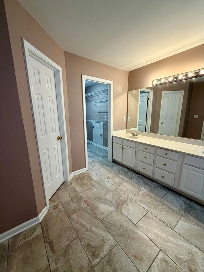 Building Photo - Stunning 5BR Retreat in Gated Village at Telfair