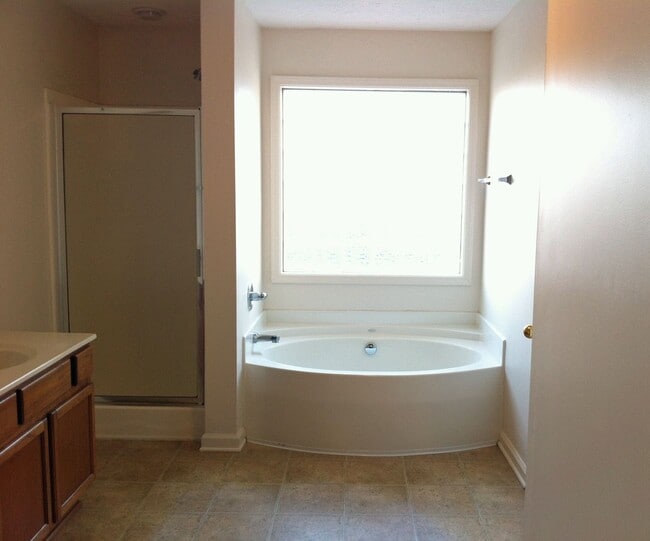 Building Photo - Lovely, Upscale Home! All Electric, Garage, Fenced Backyard; $1,900/Mo with 2 Yr Lease!