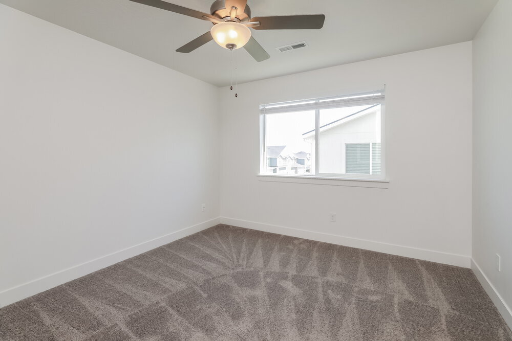 Building Photo - 4762 E Lk Cor Dr
