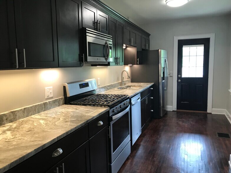 Building Photo - 633 E 11th Ave