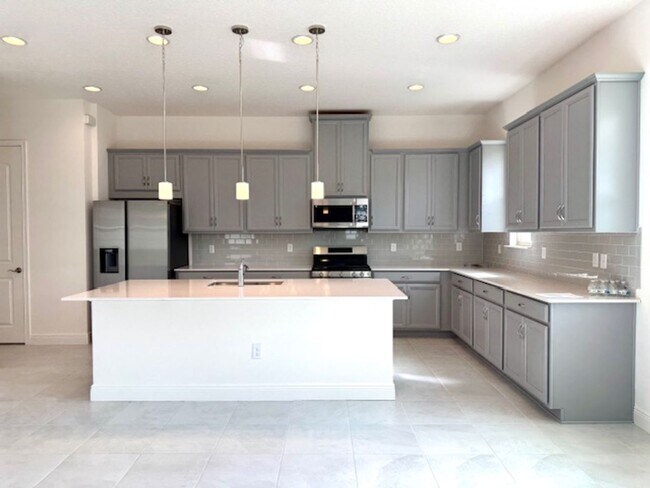 Building Photo - Home For Rent In Saint Cloud with 5 Bedroom/3 Baths