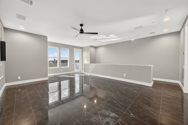 Building Photo - 5919 E Post Oak Ln