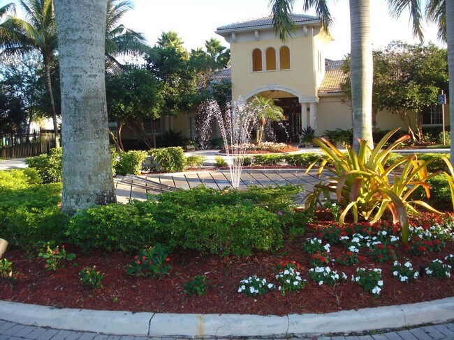 Building Photo - 1700 Crestwood Ct S