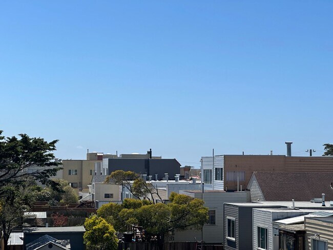 Building Photo - Lincoln Avenue Units