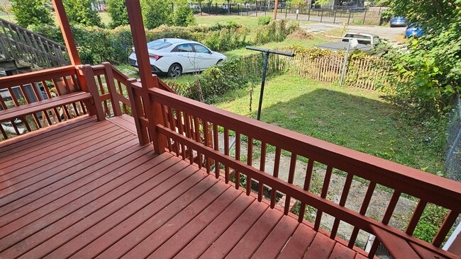Building Photo - 3 Bedroom Duplex!