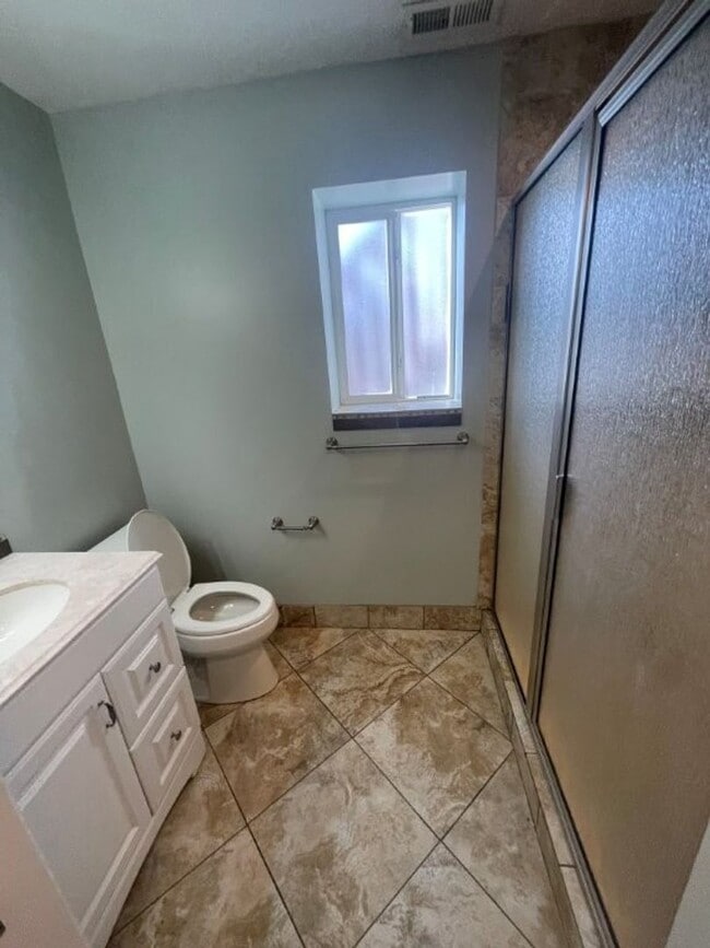 Building Photo - Your New Chapter Starts Here – 5 Bed, 2 Bath Syracuse Home + 2 Weeks Free!