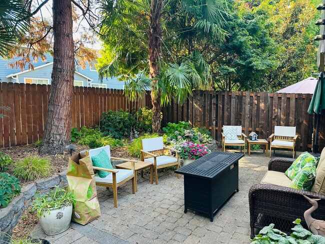 Building Photo - Charming Condo In the Center of Vancouver