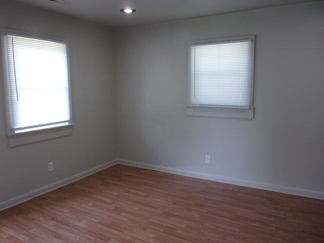 Building Photo - $1,000.00 off First Month's Rent - 2 Bedro...