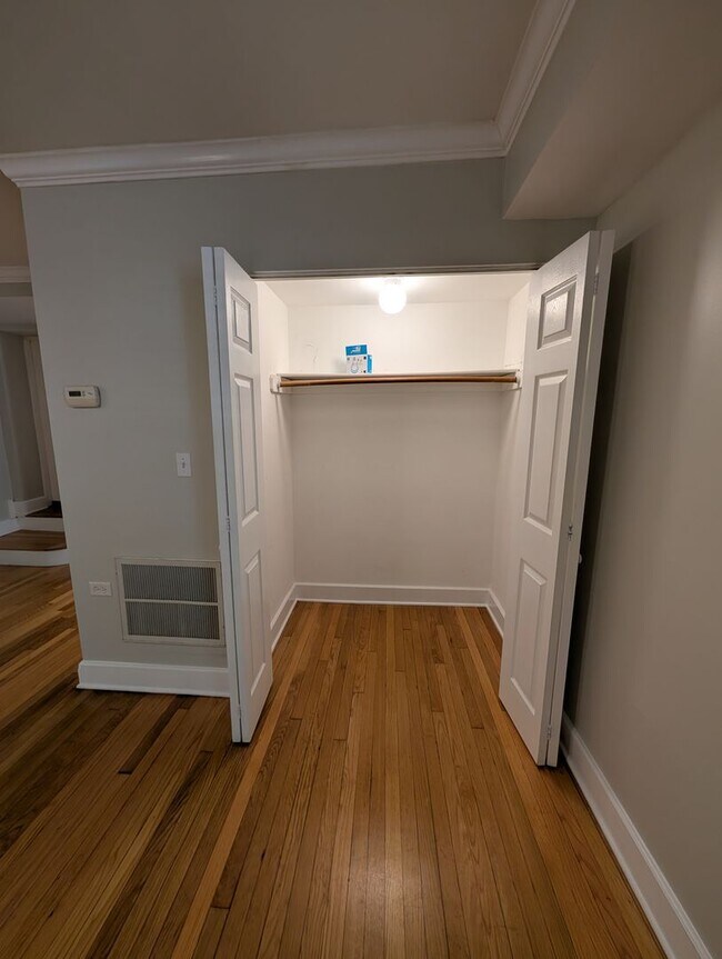 Building Photo - Rehabbed and Spacious Lakeview One Bedroom...