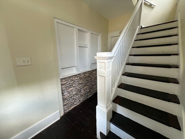 Building Photo - Charming 2-Bedroom Apartment in Castle Sha...