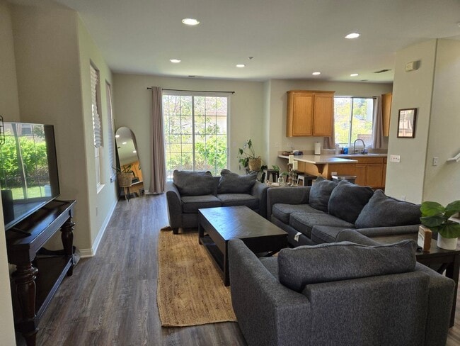 Building Photo - 4 BR 2.5 BA detached modern single-family home.