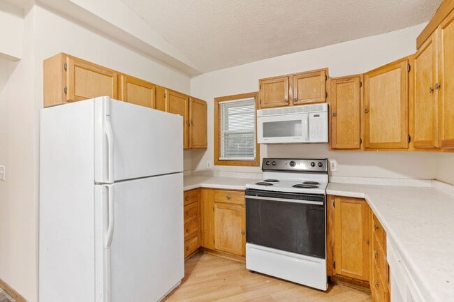 Primary Photo - Modern 2-Bedroom Apartment in Hale with Fireplace, Soaking Tub & Premium Amenities
