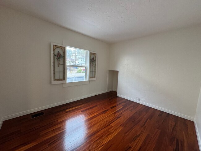 Building Photo - Stunning 2 Bedroom and 2 Bathroom Back House Available Now!